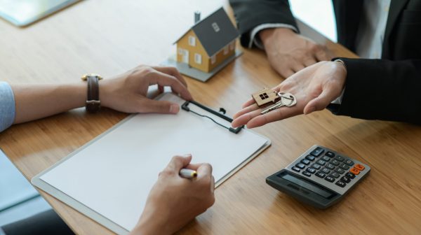 House broker is introducing the client to sign the purchase contract.
