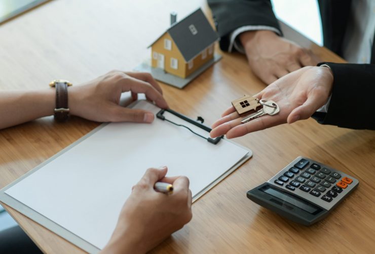 House broker is introducing the client to sign the purchase contract.