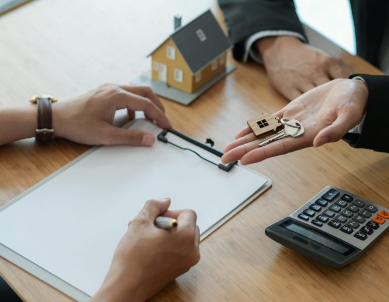 House broker is introducing the client to sign the purchase contract.
