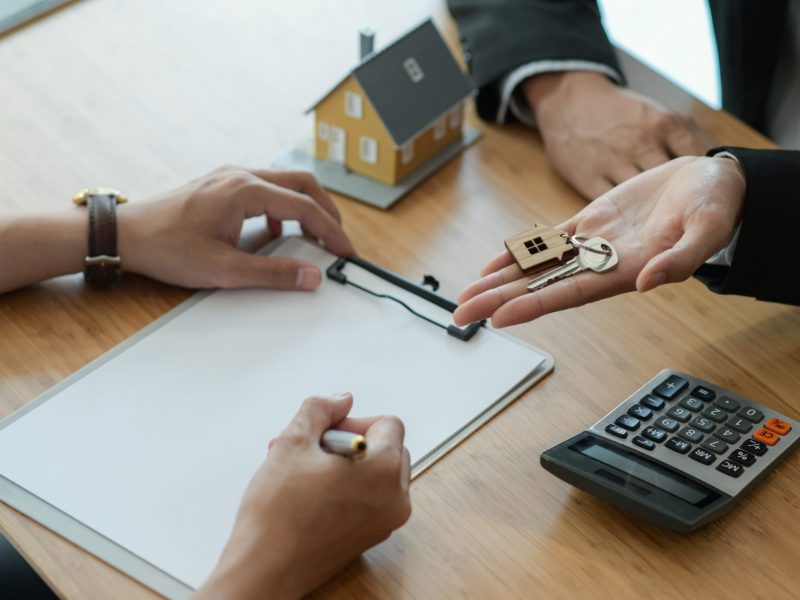 House broker is introducing the client to sign the purchase contract.